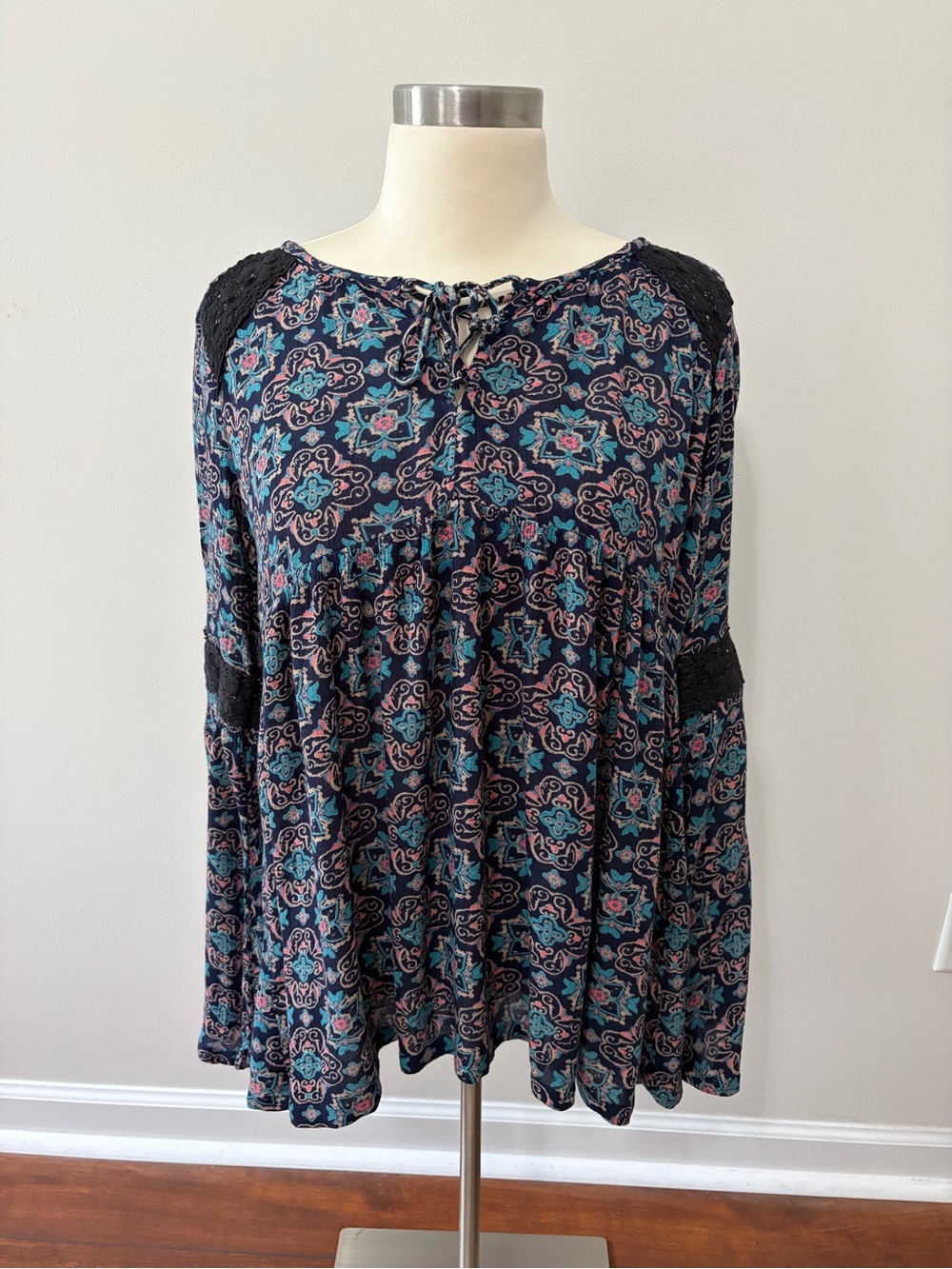 Hollister Navy Floral Tie-Front Crochet Accents Top Sz S Boho Peasant Whimsygoth - Picture 1 of 6